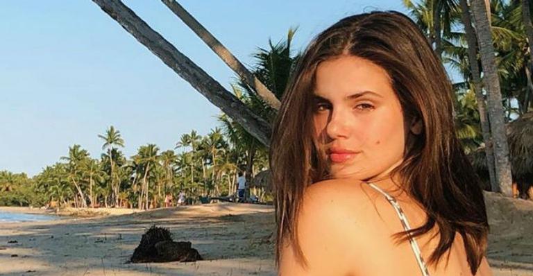 Camila Queiroz posta vídeo se divertindo em balanço gigante e seguidores brincam: ‘Cuidado, mulher’