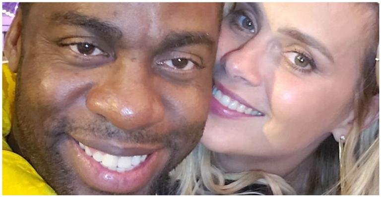 Lázaro Ramos posa com Carolina Dieckmann e relembra ‘Cobras e Lagartos’
