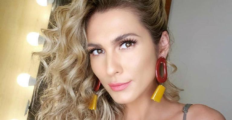 Lívia Andrade posa seminua e exibe parte dos seios em look de Carnaval