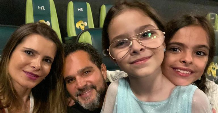 Luciano Camargo encanta a web ao relembrar momento em família: ”Saudade”