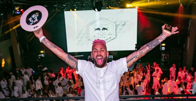 Neymar Jr. compartilha fotos inéditas de seu aniversário luxuoso: ”Atura ou surta”