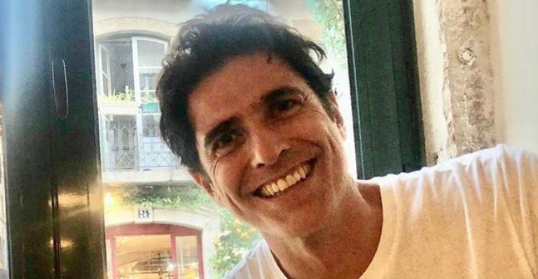 Reynaldo Gianecchini compartilha clique de 7 anos atrás, relembrando o lançamento de sua biografia