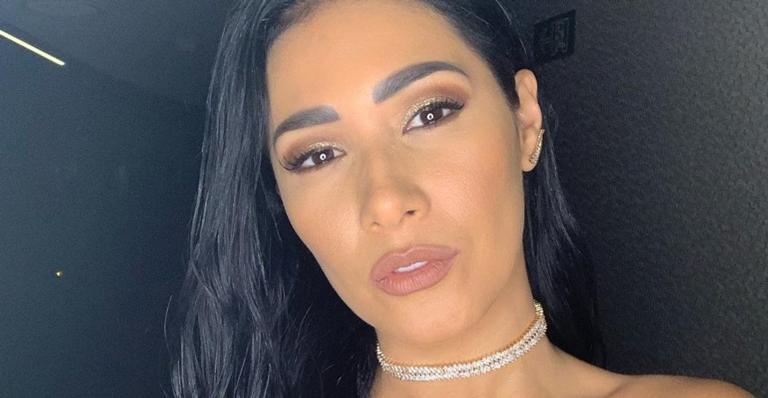 Simaria posa com vestido dourado curtíssimo em carro de luxo e arranca suspiros: ”Kim Kardashian?”