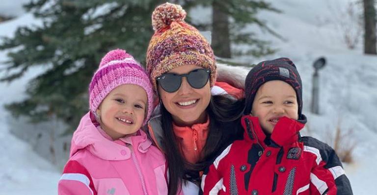 Thais Fersoza mostra os filhos conhecendo personagens na Disney e diz: ”Enlouquecida por vocês”
