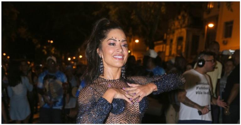 Com look transparente, Aline Riscado marca presença em mais um ensaio no Rio