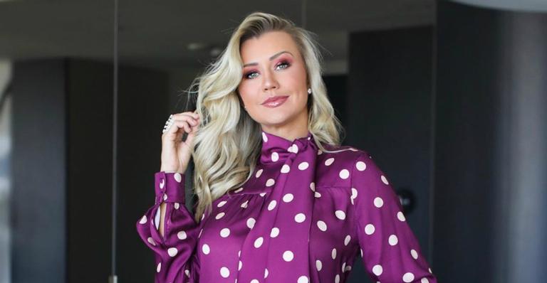 Ana Paula Siebert posa ao lado da irmã e semelhança chama atenção: ”Gêmeas”