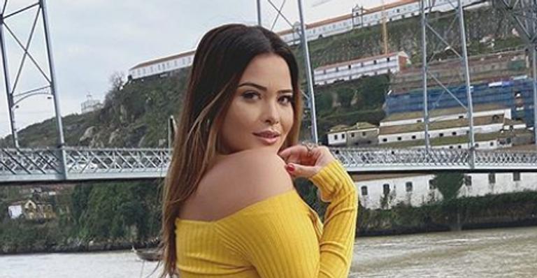 De biquíni, Geisy Arruda eleva temperatura ao empinar o bumbum