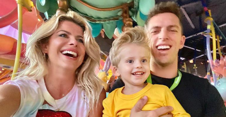 Em Orlando, Karina Bacchi se diverte ao lado de Enrico: ”Mini príncipe”