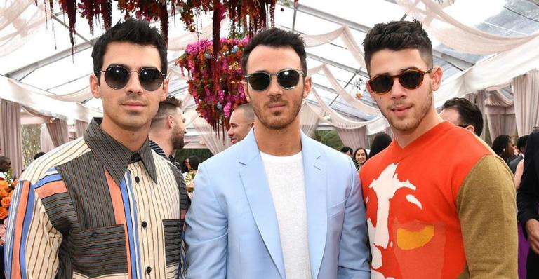 Jonas Brothers relembra registro da infância e encanta web: ”Fofos”
