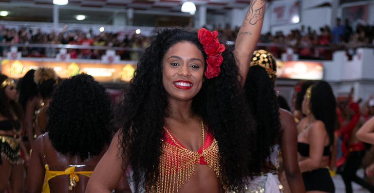 Em clima de Carnaval, Mc Rebecca sensualiza durante ensaio de escola de samba