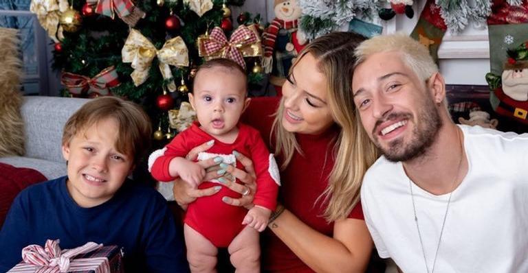 Em clique divertido, Vinicius Martinez reflete importância da paternidade: ”Um pai online”