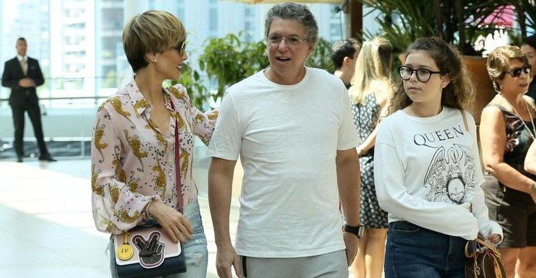 Em passeio com a família, Boninho exibe novo físico após fazer abdominoplastia