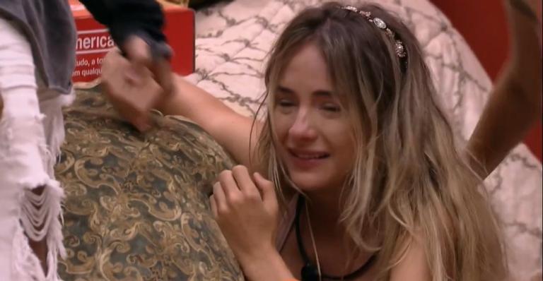 BBB20: Gabi se emociona ao ver fotos da família no Quarto do Líder e recebe carinho de Guilherme