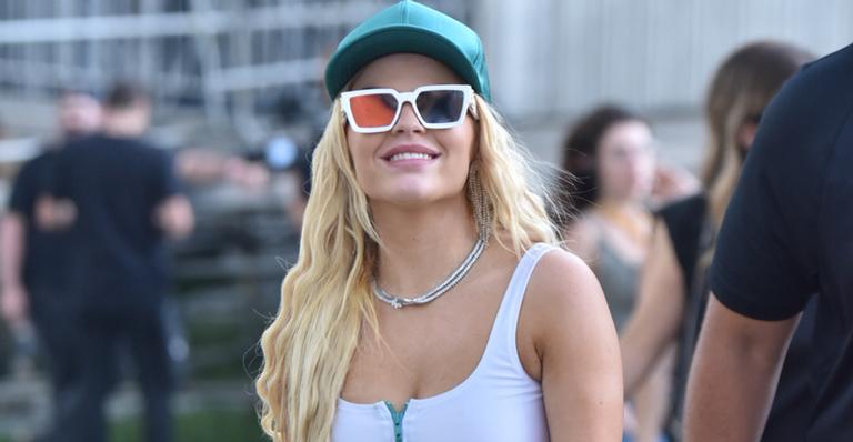 Com look despojado, Luísa Sonza chama atenção no CarnaUOL 2020