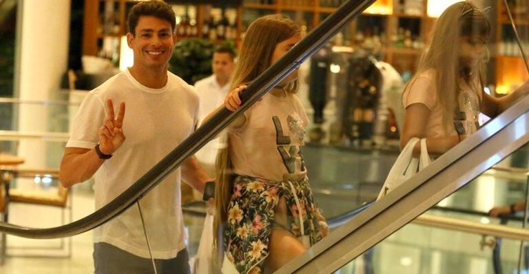 Com a filha, Cauã Reymond é flagrado em shopping e esbanja simpatia