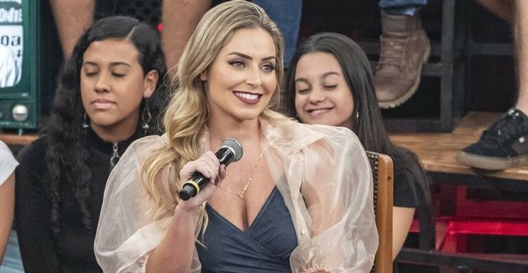 Vencedora do BBB19, Paula Sperling, defende Petrix no Altas Horas e é interrompida