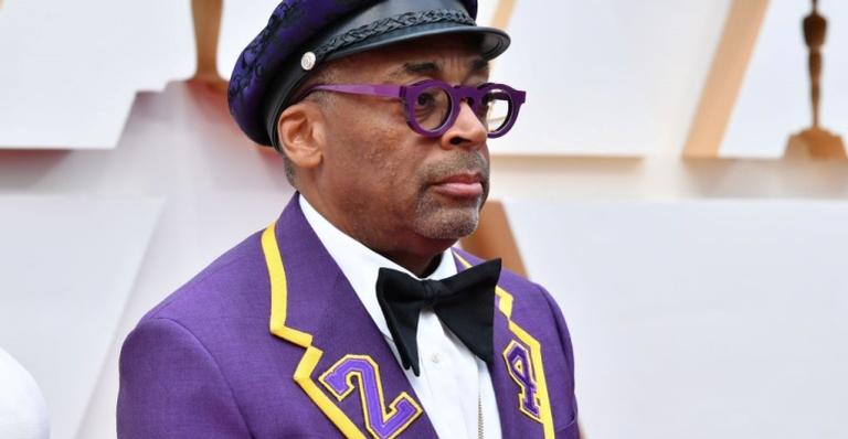 Oscar 2020: Cineasta Spike Lee presta homenagem a Kobe Bryant no red carpet