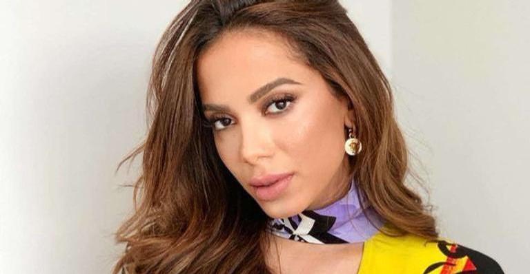 Anitta posa com cachorro e roupa estilosa do mascote chama atenção