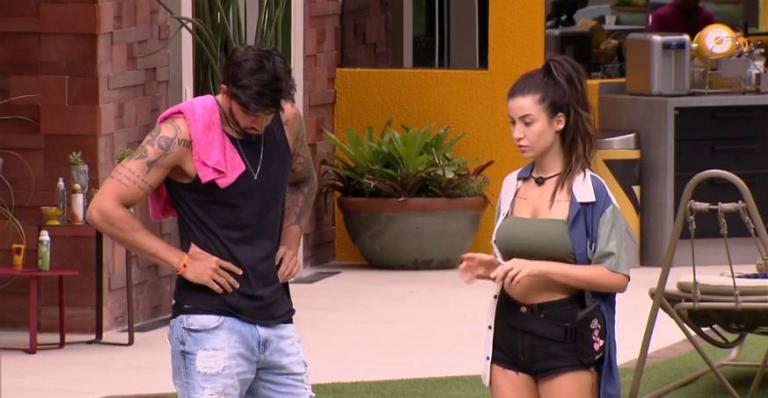 BBB 20: Após investidas, Bianca pede um tempo para Guilherme: ”Fico imaginando meu namorado vendo”