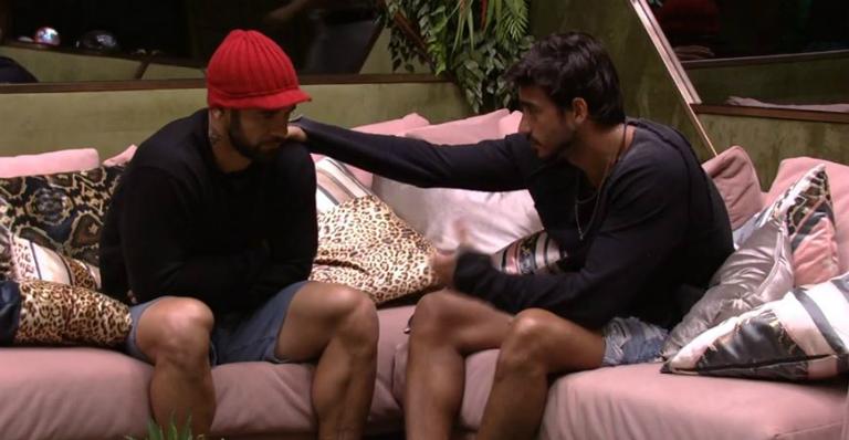 BBB 20: Guilherme chama Hadson para conversar e tranquiliza o jogador: ”Você me ajuda muito”