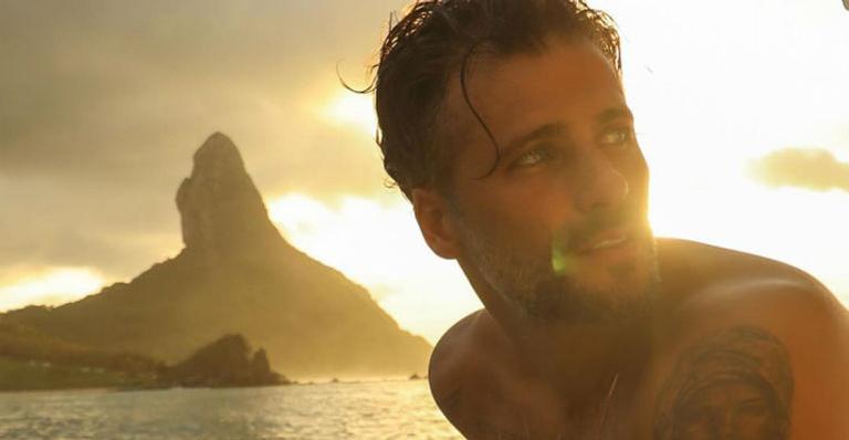 Descamisado, Bruno Gagliasso aparece curtindo dia na praia em Fernando de Noronha