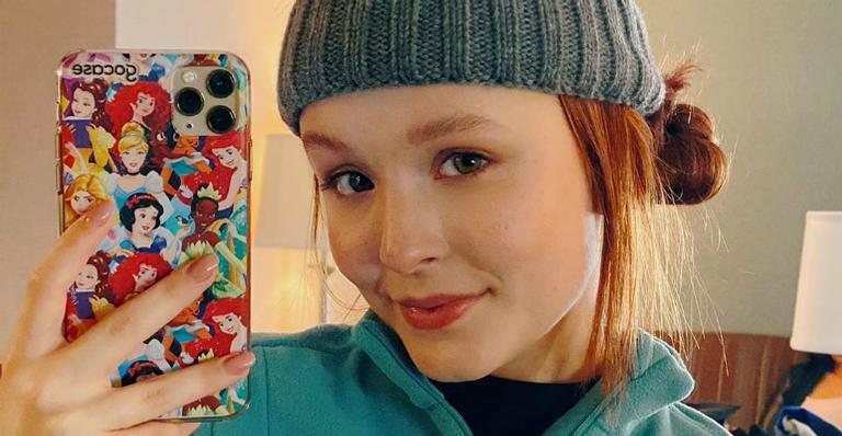 Em Nova Iorque, Larissa Manoela se diverte na neve: ”Você quer brincar na neve?”