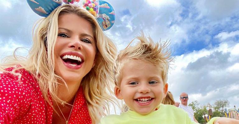 Em Orlando, Karina Bacchi abre álbum de fotos com a família e encanta web