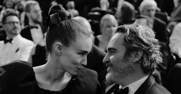 Após vencer o Oscar de melhor ator, Joaquin Phoenix comemora de forma inusitada