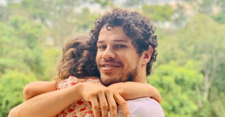 José Loreto mostra a filha, Bella, pendurada em sua perna: ”Papai tem que ir trabalhar”