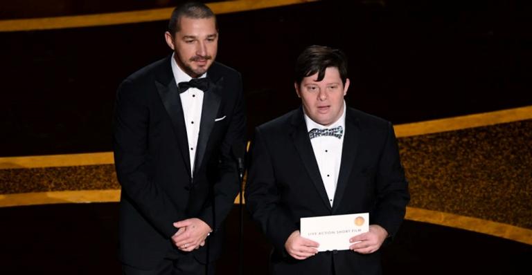 Zack Gottstagen faz história ao ser o primeiro apresentador com Síndrome de Down no Oscar