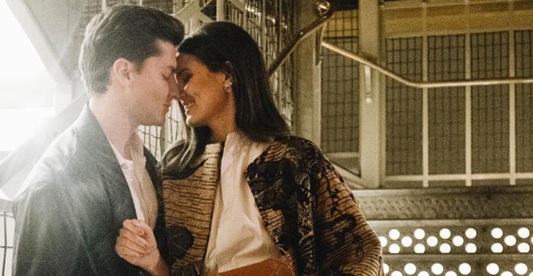 Camila Queiroz e Klebber Toledo surgem apaixonados e encantam web: ”Casal lindo”