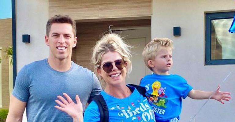 Em Orlando, Karina Bacchi surge em passeio inusitado com a família: ”Demais”