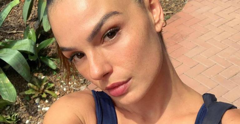 Isis Valverde recebe ”ajudinha” do filho durante exercício em casa e encanta internautas