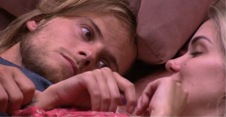 BBB20: Marcela chora ao confessar forte atração por Daniel: ”Eu quero beijar na boca dele”