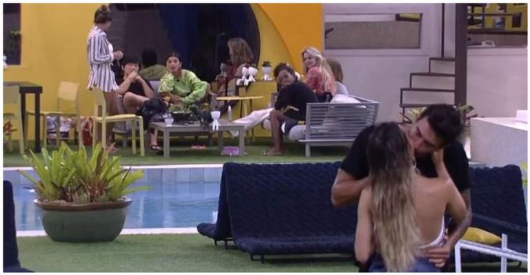 BBB20: Gabi e Guilherme se beijam na chuva
