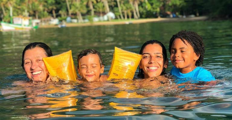 Regina Casé faz clique encantador ao lado do filho e do neto e declara: ”Meu céu”
