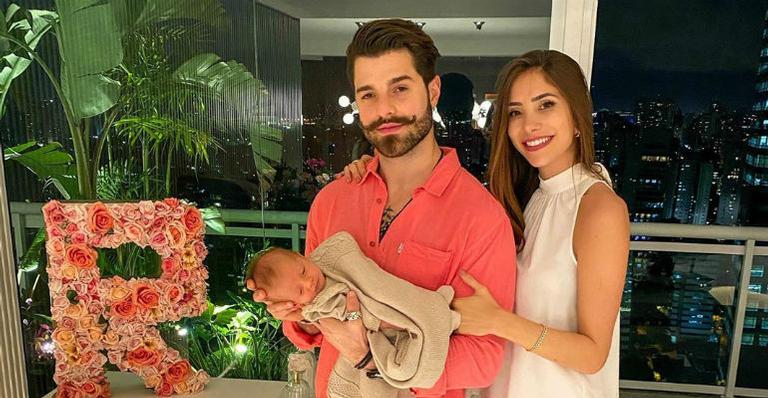 Ravi, filho de Romana Novais e Alok, completa seu primeiro mês de vida e ganha um bolinho especial
