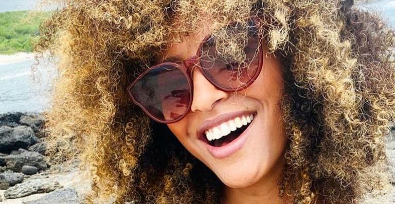 No Equador, Sheron Menezzes posa em mar com águas cristalinas e arranca suspiros dos seguidores