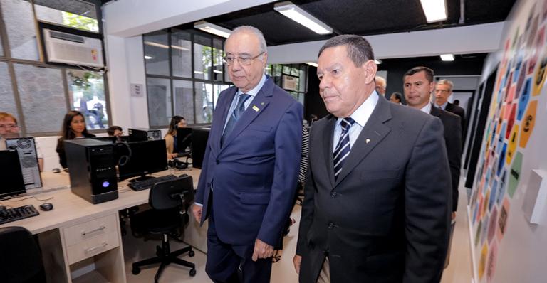 Hamilton Mourão visita sede da TV Cultura em São Paulo