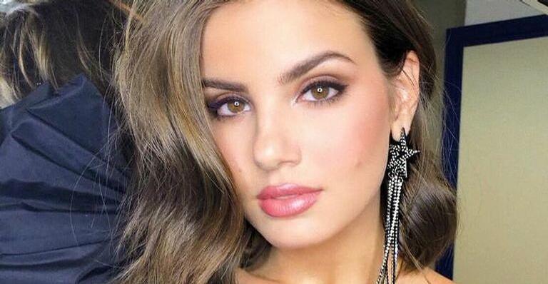 Em Nova York, Camila Queiroz posa estilosa e surpreende web: ”Perfeita”