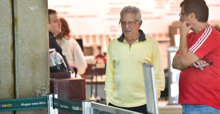 Pai coruja, Carlos Alberto de Nóbrega busca a filha em aeroporto