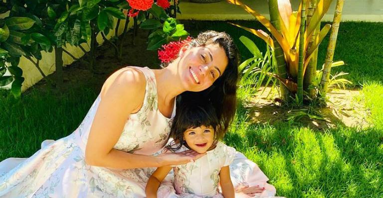 Carol Castro comemora companhia da filha e se declara: ”Sol entrou na minha vida”