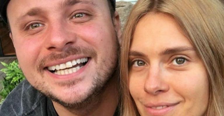 Carolina Dieckmann posta foto engraçada com Léo Fuchs e se declara: ”Você pode ser o que quiser”