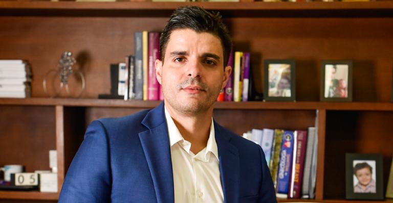 Conheça mais sobre o médico que é uma das referências no Brasil em implantes hormonais