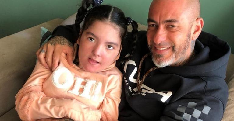 Henrique Fogaça celebra avanços da filha, que possui doença rara: ”Ficou em pé sozinha”