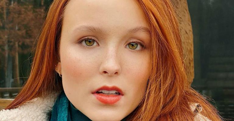 Nos Estados Unidos, Larissa Manoela compartilha clique de cara lavada e arranca elogios