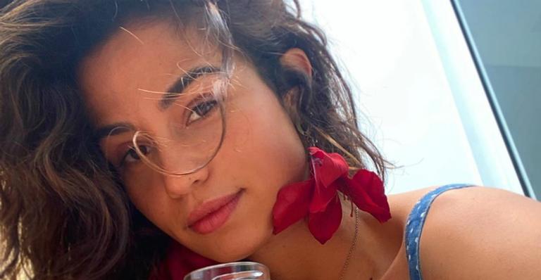 Nanda Costa compartilha registro de batom vermelho após acordar e brinca: ”Imagina no Carnaval?”