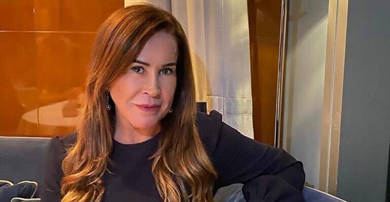 De roupa de academia, Zilu Camargo esbanja boa forma em seu quarto luxuoso