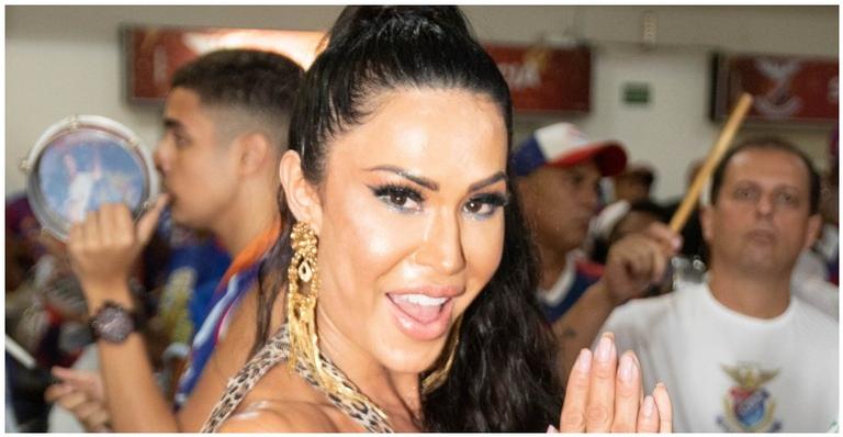Exibindo o corpão em um maiô nude, Gracyanne Barbosa marca presença em ensaio da União da Ilha