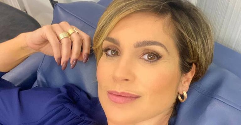 Flávia Alessandra relembra clique da adolescência: ”Eu super usaria esse look”